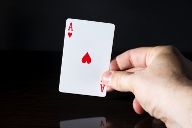 Kartları elinde tutan adam.