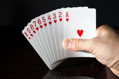 Kartları elinde tutan adam.