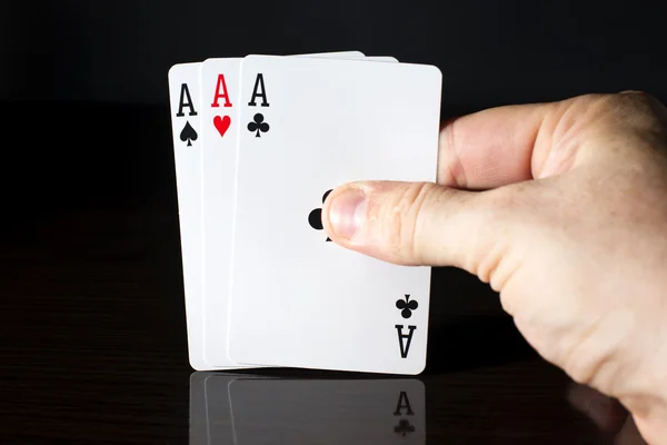 Homem segurando cartas na mão . — Fotografia de Stock