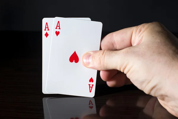 Homem segurando cartas na mão . — Fotografia de Stock