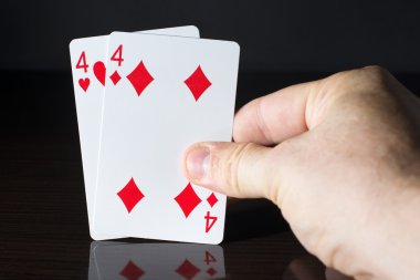 Kartları elinde tutan adam.