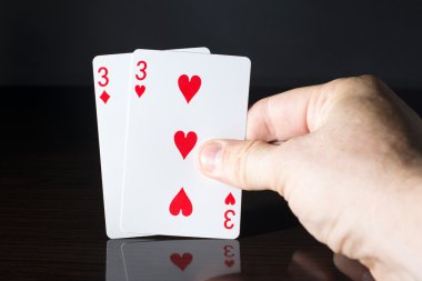 Kartları elinde tutan adam.