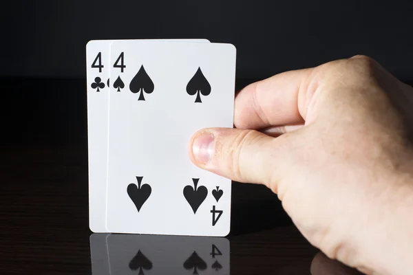 Homem segurando cartas na mão . — Fotografia de Stock