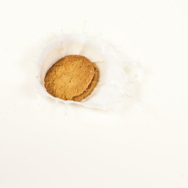 Süt sıçrama ile bisküvi