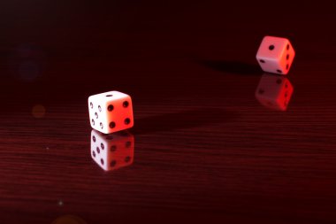 Kırmızı bir renk tonu zarlarla oyun.