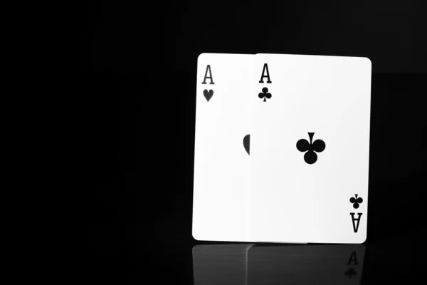 Cartes à jouer noir et blanc. — Photo