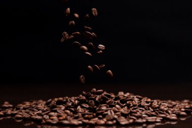 Yüksek karşıtlık kahve çekirdekleri.