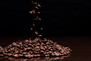 Yüksek karşıtlık kahve çekirdekleri.