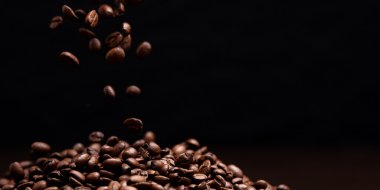 Yüksek karşıtlık kahve çekirdekleri.