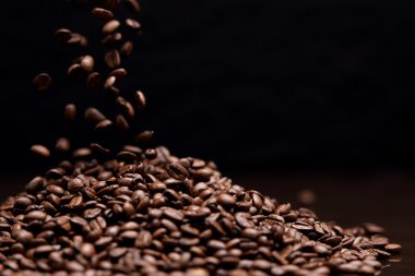 Yüksek karşıtlık kahve çekirdekleri.