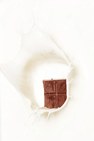 Темный шоколад брызнул в молоко — стоковое фото