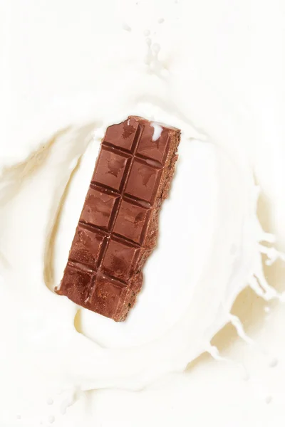 Темный шоколад брызнул в молоко — стоковое фото