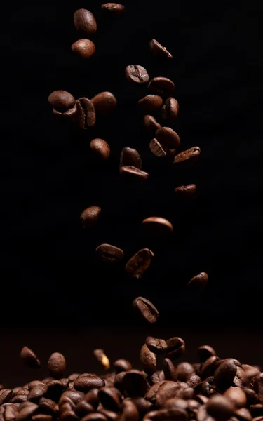 Hög kontrast kaffebönor. — Stockfoto