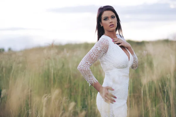 Mujer en un campo en la tarde . —  Fotos de Stock