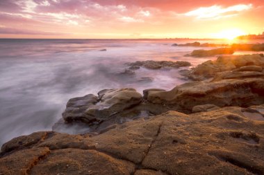 kayalar ve dalgalar kings Beach, qld.