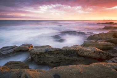 kayalar ve dalgalar kings Beach, qld.