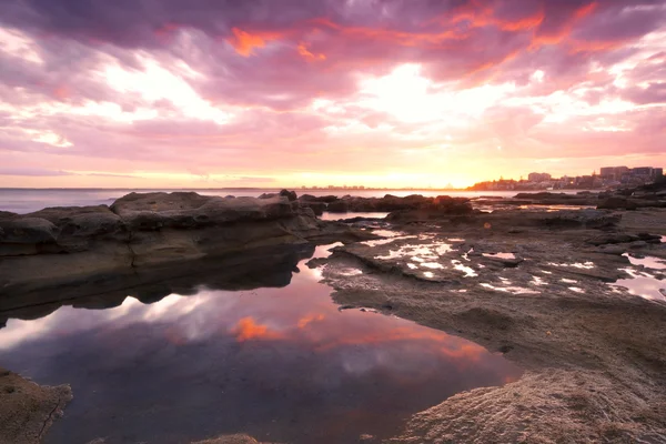 Rocas y olas en Kings Beach, QLD . — Foto de Stock