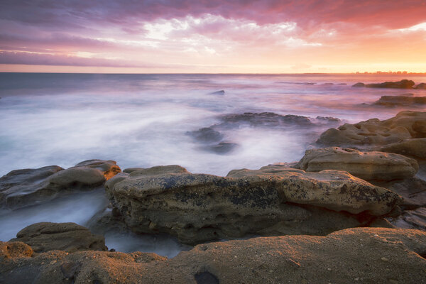 Скалы и волны в Kings Beach, QLD
.