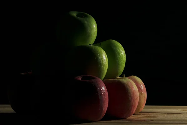 Jablka červená a zelená s nízkou klíčové osvětlení. — Stock fotografie