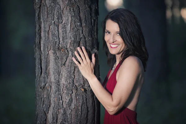 Mujer en el bosque — Foto de Stock