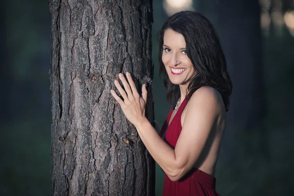 Mujer en el bosque — Foto de Stock