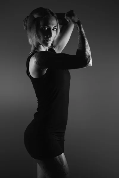 Jonge vrouwelijke fitness model poseren. — Stockfoto