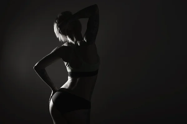 Jonge vrouwelijke fitness model poseren. — Stockfoto