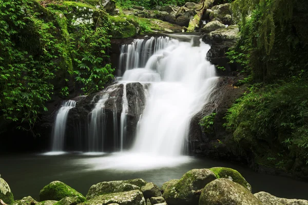 Schöner Wasserfall — Stockfoto