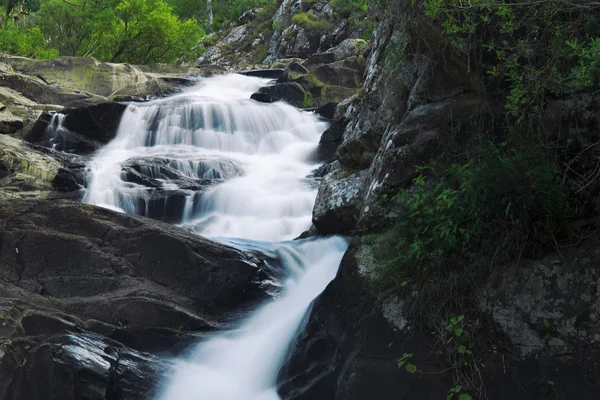 Schöner Wasserfall — Stockfoto