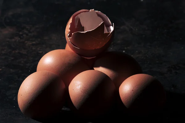Bando de ovos inteiros e cascas esmagadas — Fotografia de Stock