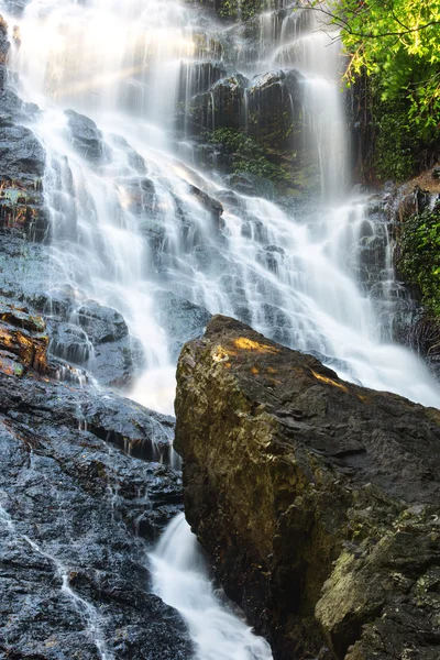 Vackra Kondalilla vattenfall. — Stockfoto