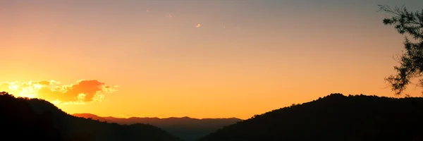 Silueta západ slunce nad horami — Stock fotografie