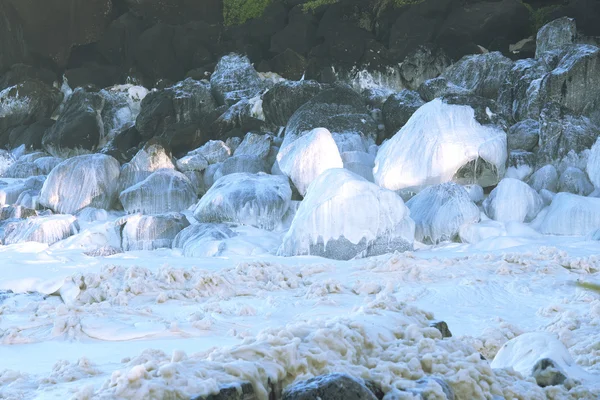 Espuma marina en Snapper Rocks por la tarde . — Foto de Stock