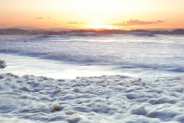 Espuma marina en Snapper Rocks por la tarde . —  Fotos de Stock