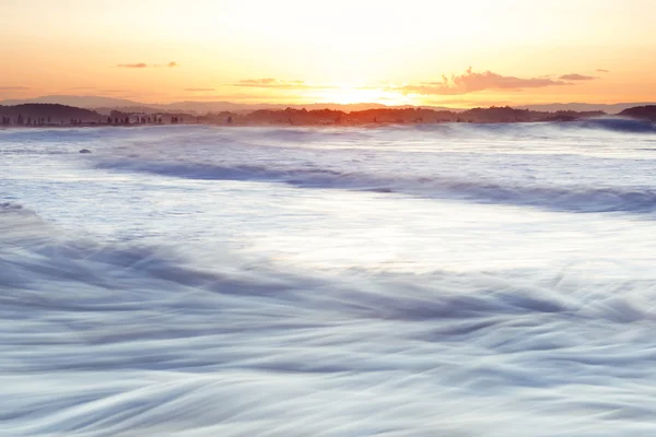 Espuma marina en Snapper Rocks por la tarde . —  Fotos de Stock