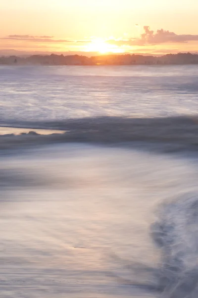 Pohled na oceán z kanic skal v odpoledních hodinách. — Stock fotografie