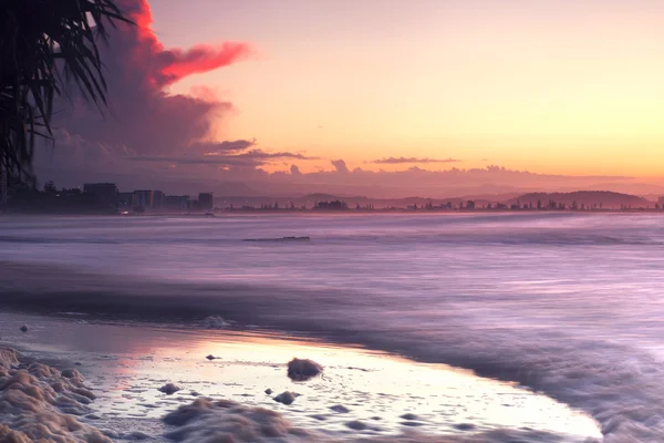 Vista del océano desde Snapper Rocks por la tarde . — Foto de Stock