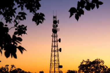 Radyo kulesi ile gökyüzü arka plan.