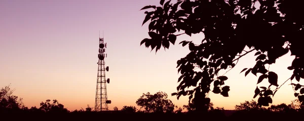 Torre de rádio com fundo céu . — Fotografia de Stock