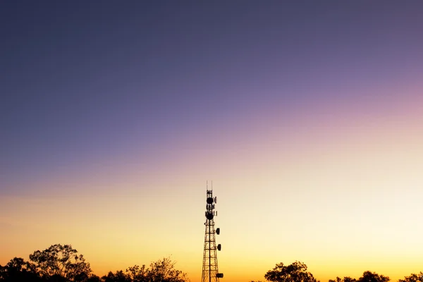 Torre de radio con fondo de cielo . — Foto de Stock