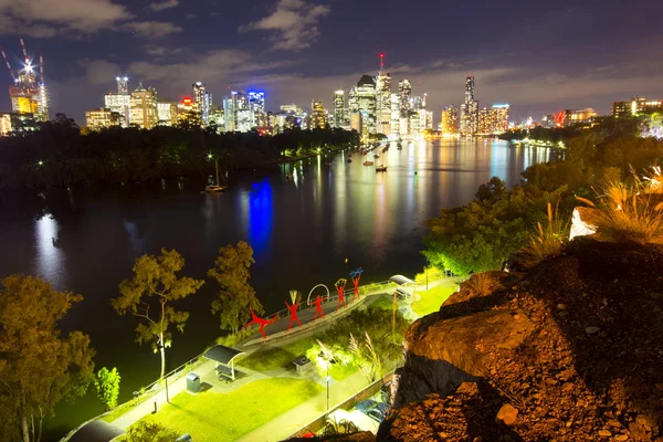 브리즈번, 호주-27 5 월 2015: 27 5 월 2015에 캥거루 포인트에서 브리즈번 시와 리버 보기의 도심. — 스톡 사진