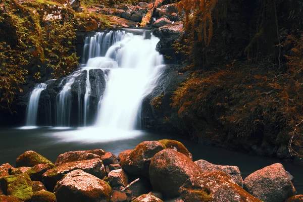 Schöner Wasserfall — Stockfoto