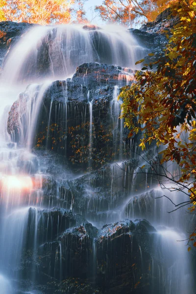 Schöner Wasserfall — Stockfoto