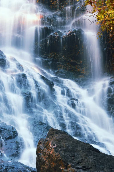 Schöner Wasserfall — Stockfoto