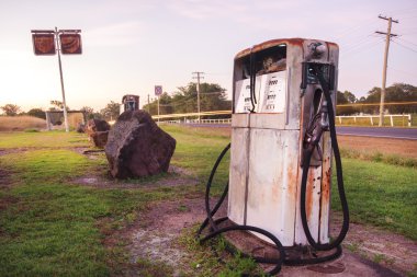 Bir terk edilmiş yakıt istasyonunda eski rustik pompa