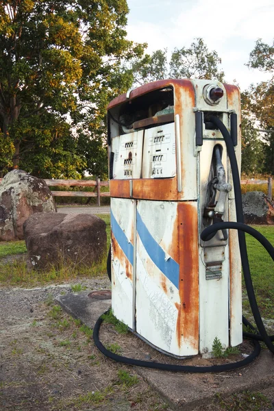 放棄された燃料駅で古い素朴なポンプ — ストック写真