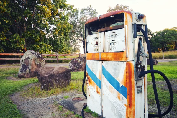 Oude rustieke pomp op een verlaten brandstof station — Stockfoto