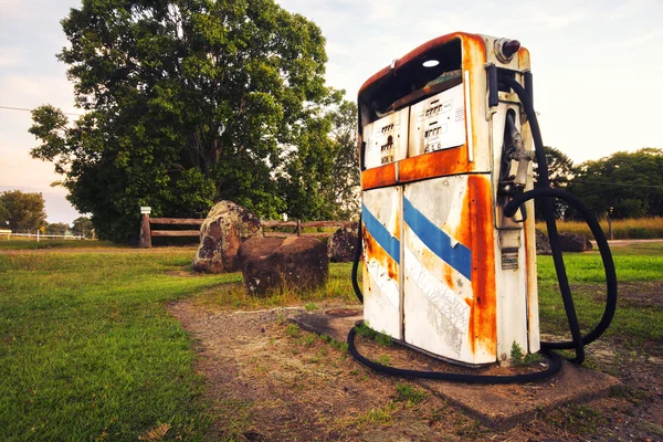 Antigua bomba rústica en una estación de servicio abandonada — Foto de Stock