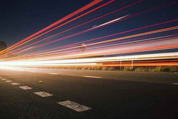 Sentieri luminosi di notte con bagliore — Foto Stock