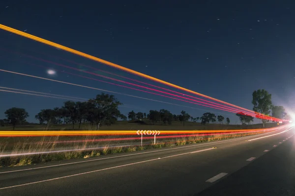 Sentieri luminosi di notte con bagliore — Foto Stock